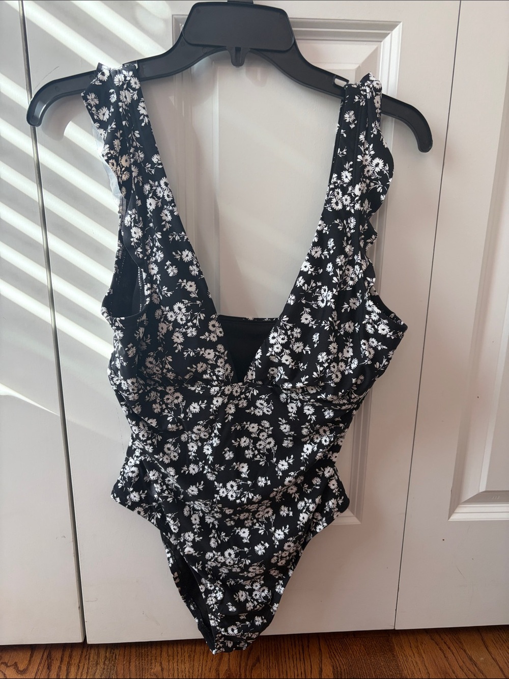 Freshwater Black Floral Ruffle One-Piece Swimsuit Size Large